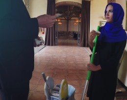 Богатенький хозяин особняка предложил своей арабской домработнице заработать больше 